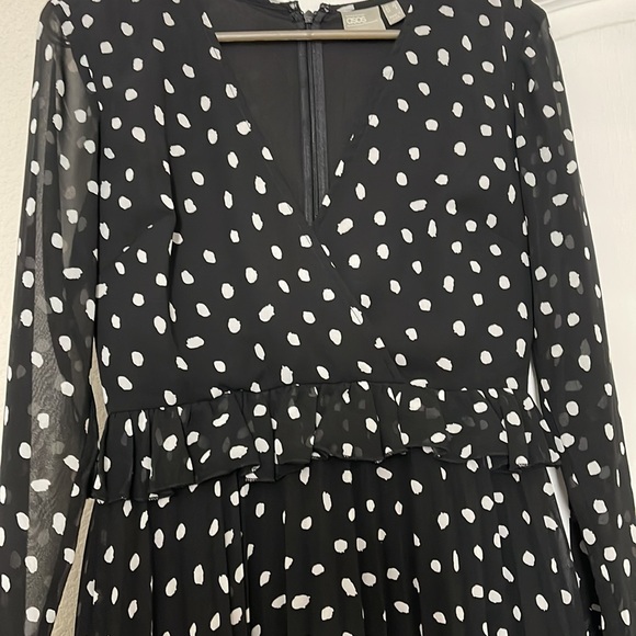 ASOS DESIGN black and white polka dot V-neck pleated midi dress. - Picture 5 of 5